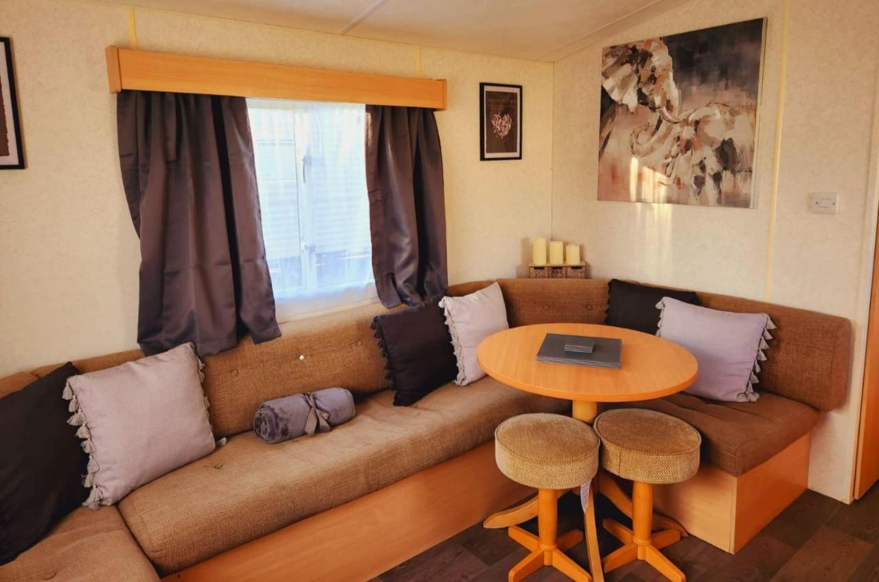 Отель Comfy Caravan On Marine Park Рил Экстерьер фото