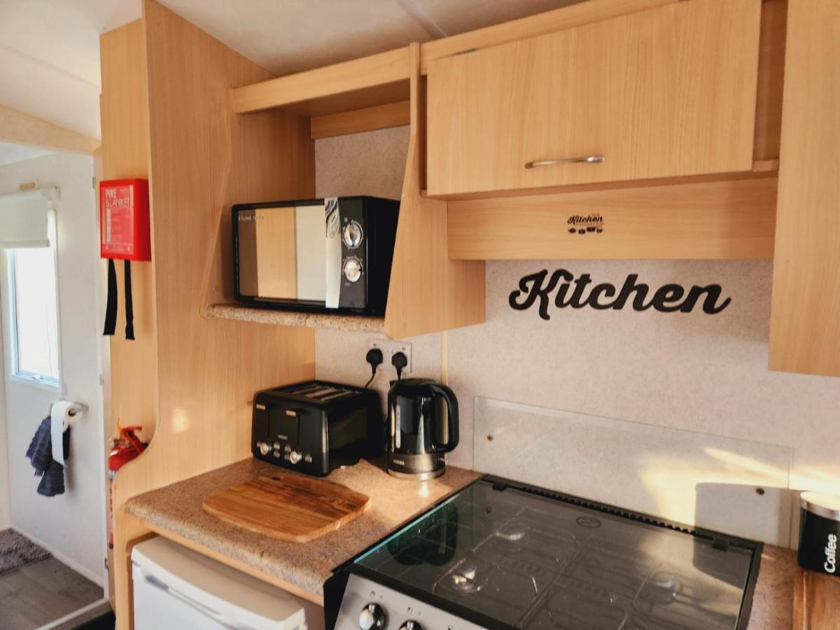 Отель Comfy Caravan On Marine Park Рил Экстерьер фото